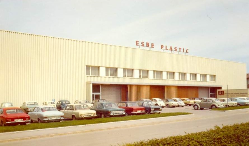 Historic exterior photo of the company building of 'ESBE Plastic'.