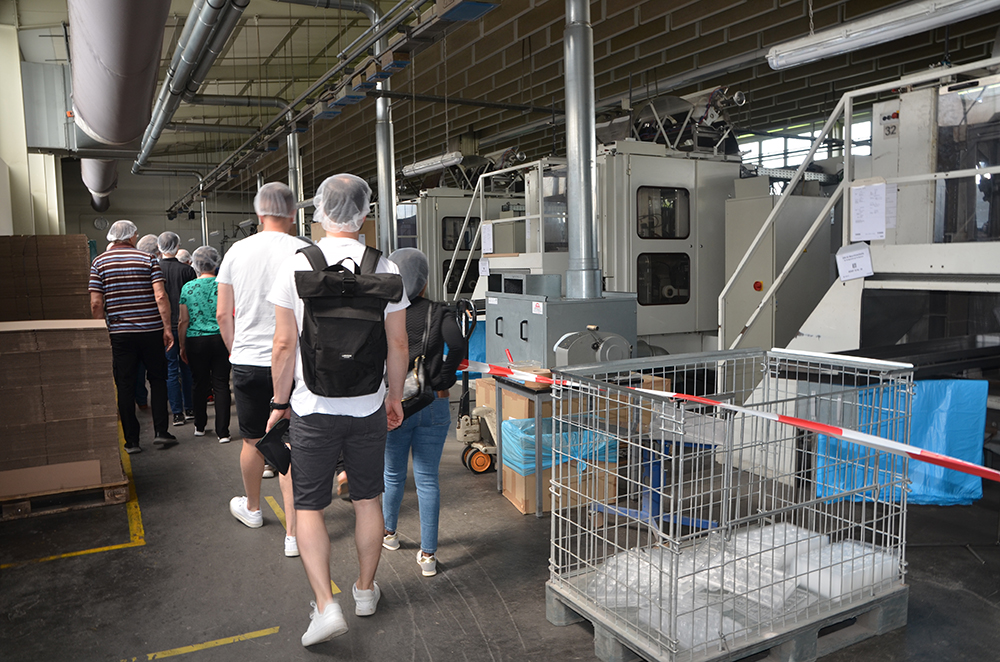 Besucher*innen bei esbe plastic im Prosuktionsraum.