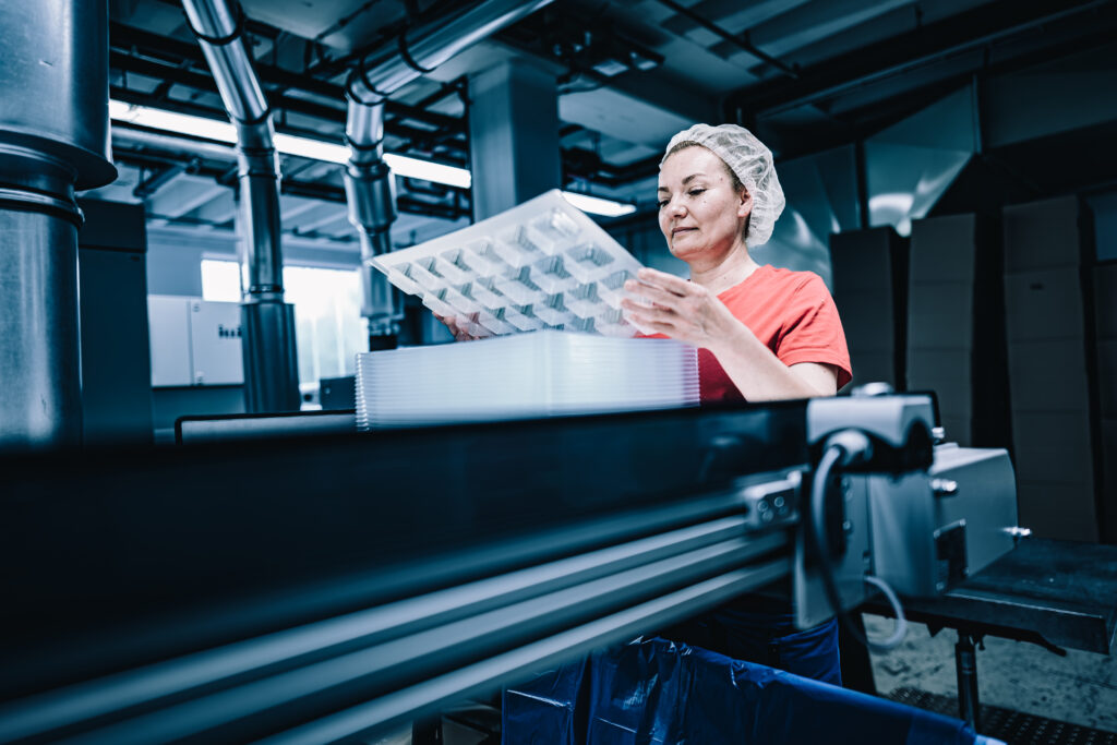 Woman with hairnet checks Trat